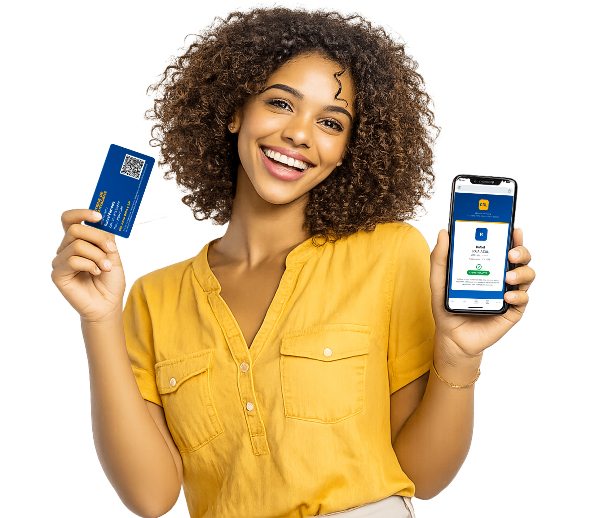 Beneficiária com cartão de benefícios e app da Vitrine de Vantagens